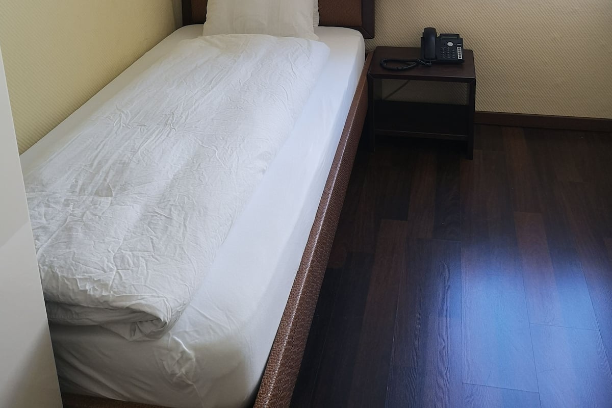 Single Room | In-room safe, desk, WiFi (free), bed sheets