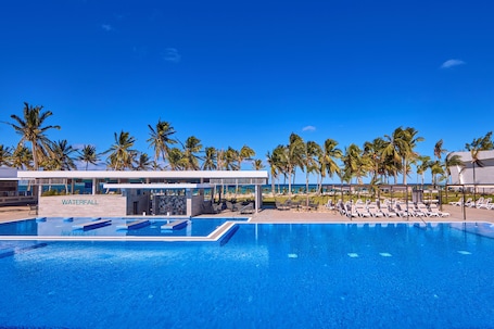 3 piscinas al aire libre, sombrillas, sillones reclinables de piscina. Hotel Riu Palace Mauritius - All Inclusive - Adults Only