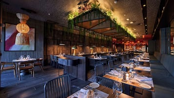 6 間餐廳;供應早餐、午餐、晚餐;多國菜