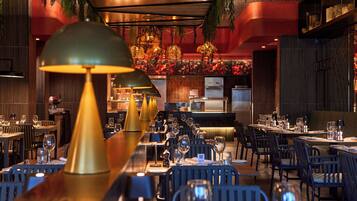 4 restaurants; breakfast, lunch and dinner served