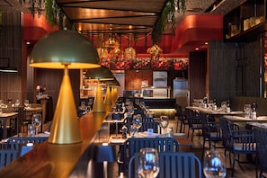 4 restauranter: frokost, lunsj og middag serveres