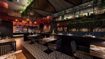 4 restaurantes; se sirve desayuno, almuerzo y cena; cocina internacional