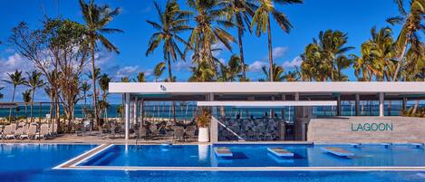 4 piscines a l'aire lliure, para-sols i gandules