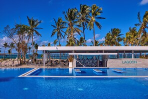 4 outdoor pools, pool umbrellas, pool loungers