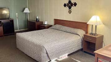 Traditional Room, 1 King Bed | Iron/ironing board, free WiFi, bed sheets, wheelchair access