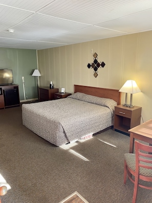 Traditional Room, 1 King Bed | Iron/ironing board, free WiFi, bed sheets, wheelchair access