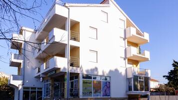 Vista frontal de la propiedad