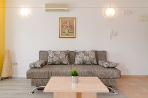 Apartamento, 1 habitación, balcón | Sala de estar | Una televisión