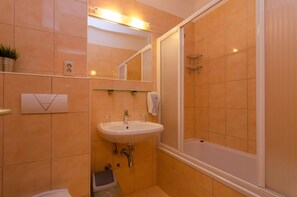 Double Room | Bathroom | Shower, free toiletries, hair dryer, towels - Villa Irena (Zadar)