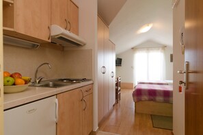Standard Studio, 2 Twin Beds, Non Smoking, Courtyard View | Private kitchen | Fridge, stovetop, coffee/tea maker - Villa Irena (Zadar)