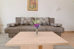 Appartement, 1 chambre, balcon | Aire de séjour | Téléviseur