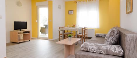 Appartement, 1 slaapkamer, balkon | Woonkamer | Televisie