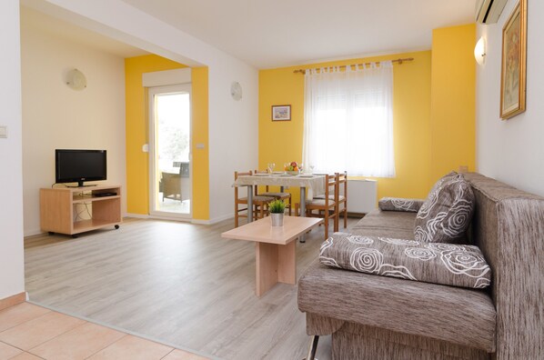 Appartement, 1 chambre, balcon | Salle de séjour | Téléviseur