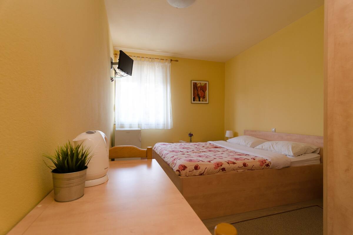 Chambre double | Coffre-fort, bureau, système d’insonorisation, fer et planche à repasser