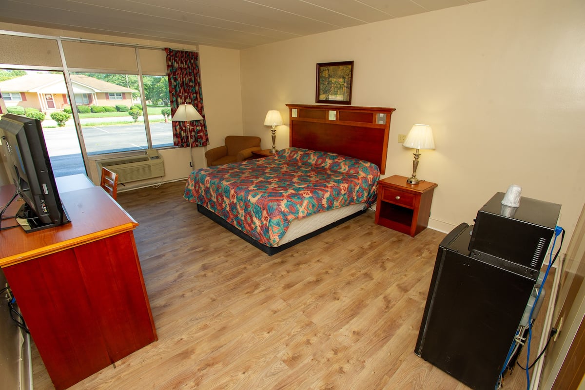 Standard Room, 1 King Bed | Desk, iron/ironing board (on request), WiFi (free), bed sheets