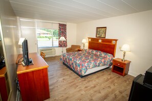 Standard Room, 1 King Bed | Desk, iron/ironing board, free WiFi, bed sheets