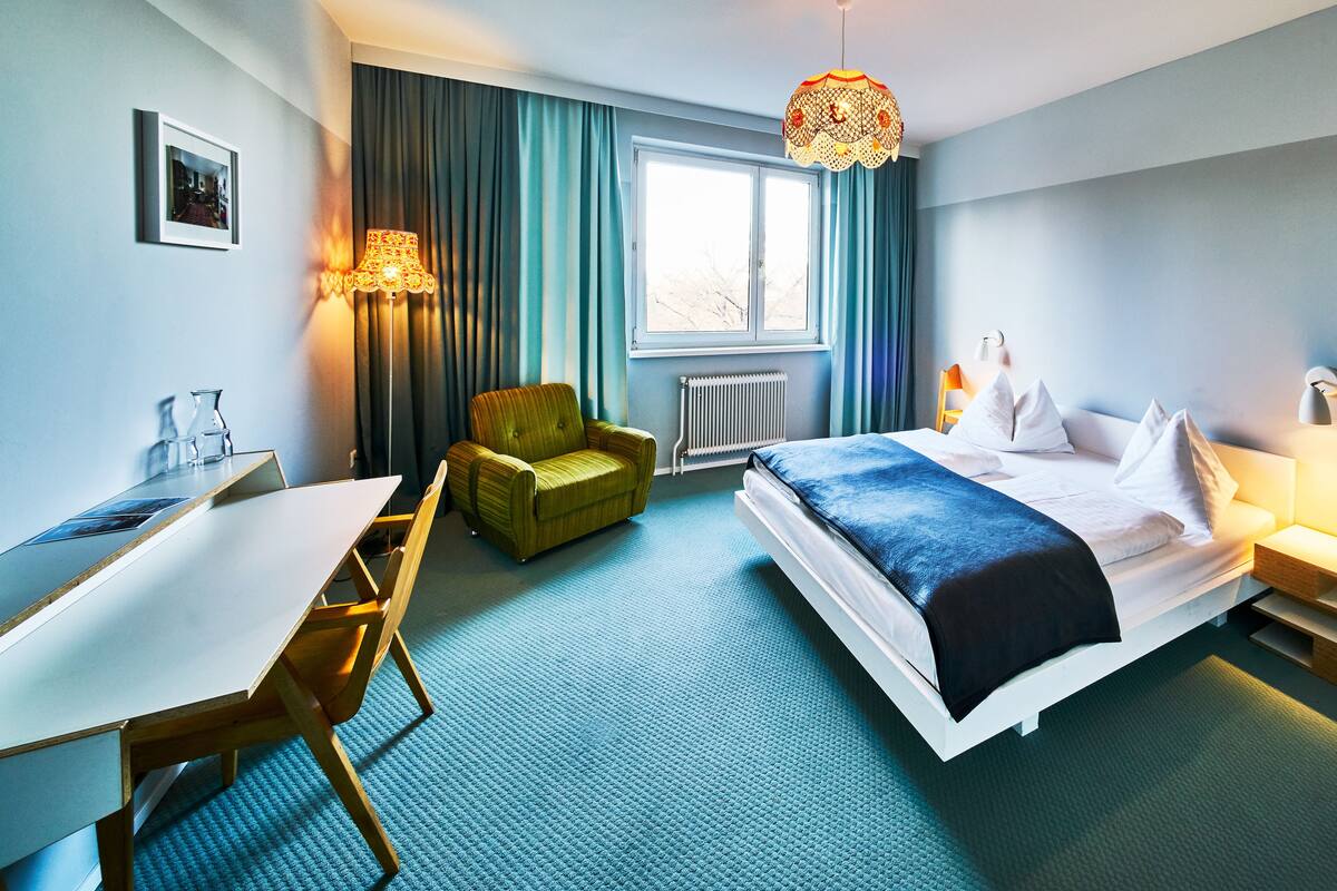 Premium bedding, in-room safe, desk, WiFi (free)