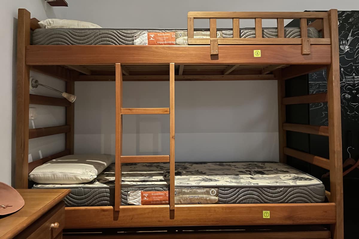 Caja de seguridad en la habitación, cortinas blackout y insonorización