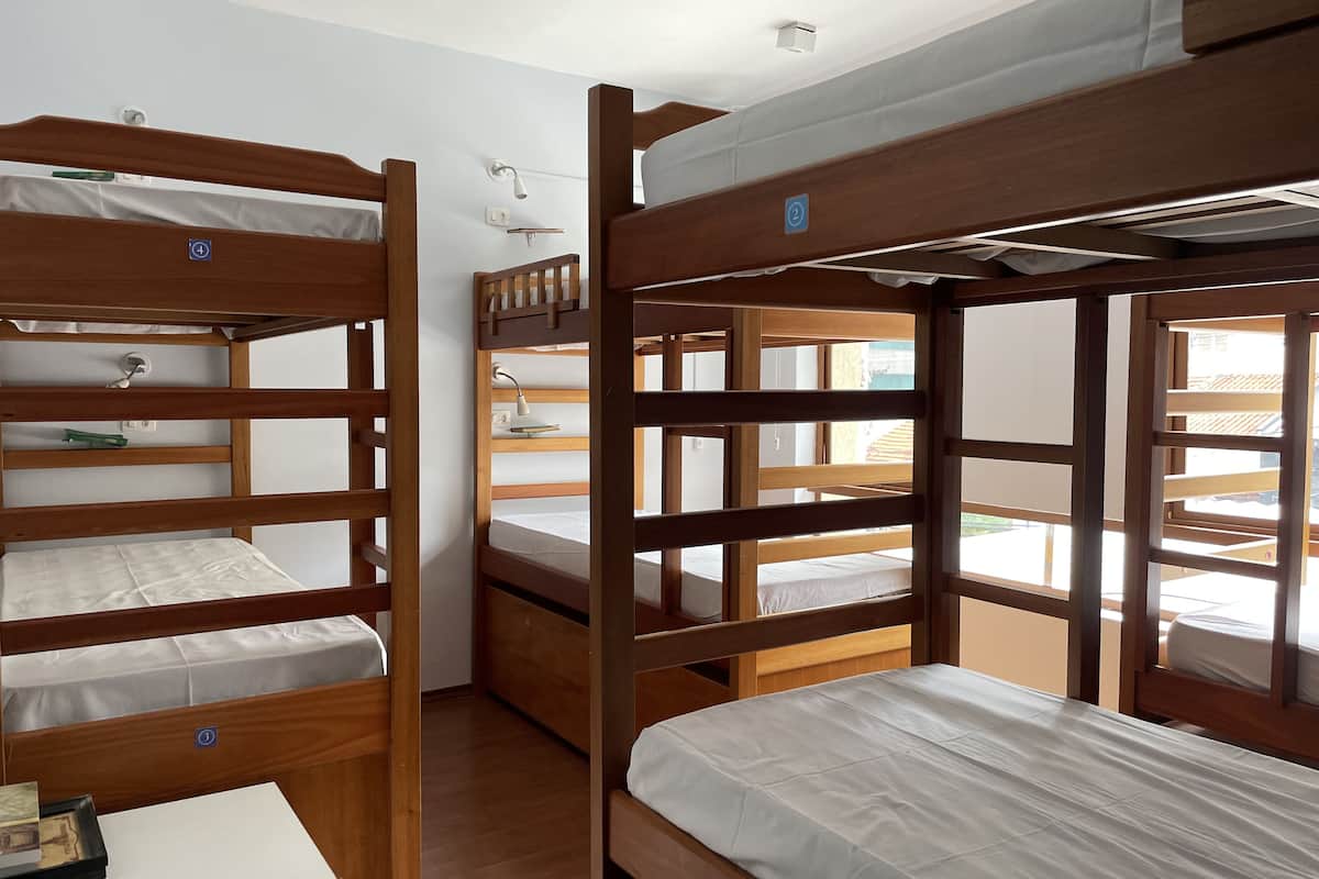 Dormitorio compartido, dormitorio mixto | Caja de seguridad en la habitación, cortinas blackout y insonorización