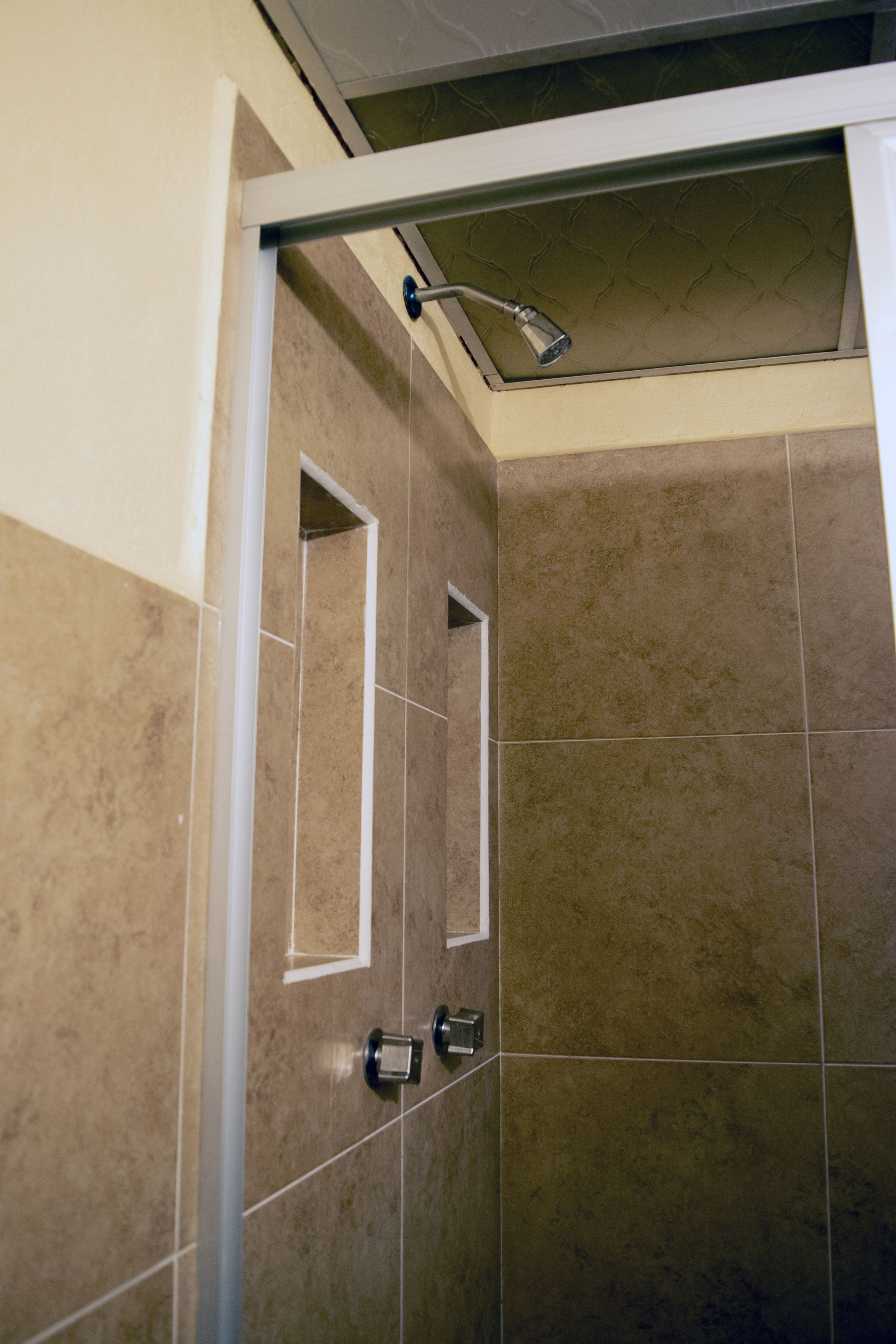 Departamento básico | Regadera en el baño