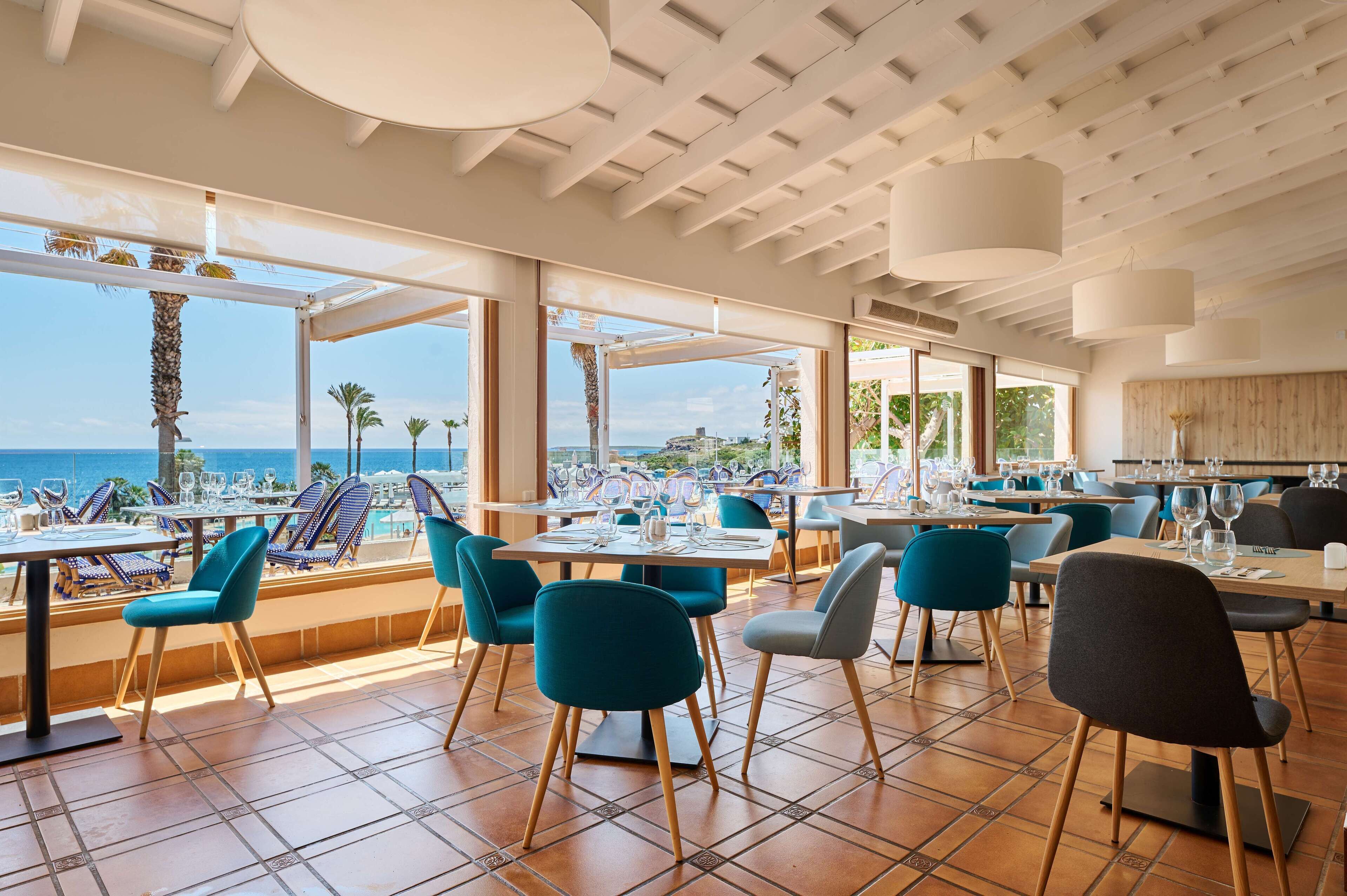 Här finns 2 restauranger som serverar frukost.