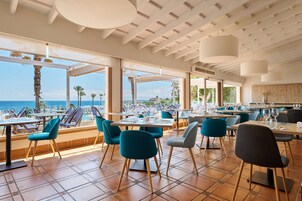 2 restaurantes; se sirven desayunos, almuerzos y cocina mediterránea 