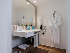 Shower, rainfall showerhead, free toiletries, hair dryer