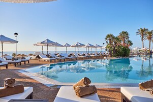 2 piscinas al aire libre (de 10:00 a 18:00), sombrillas, tumbonas