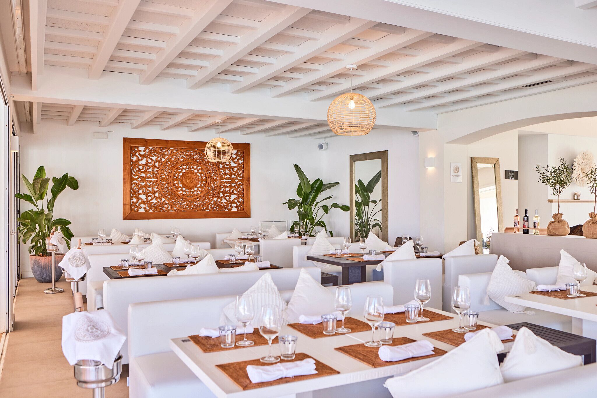 2 restaurants; breakfast, lunch, and dinner served
