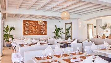 2 restaurants; breakfast, lunch, and dinner served