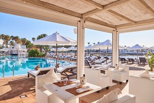 2 restaurantes; se sirven desayunos, almuerzos y cocina mediterránea 