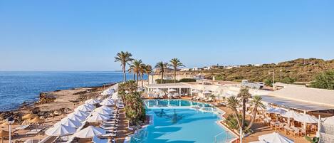 2 albercas al aire libre, sombrillas en la alberca y camastros