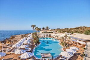 2 piscinas al aire libre (de 10:00 a 18:00), sombrillas, tumbonas