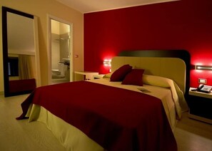 迷你吧、客房内保险箱、办公桌、婴儿床