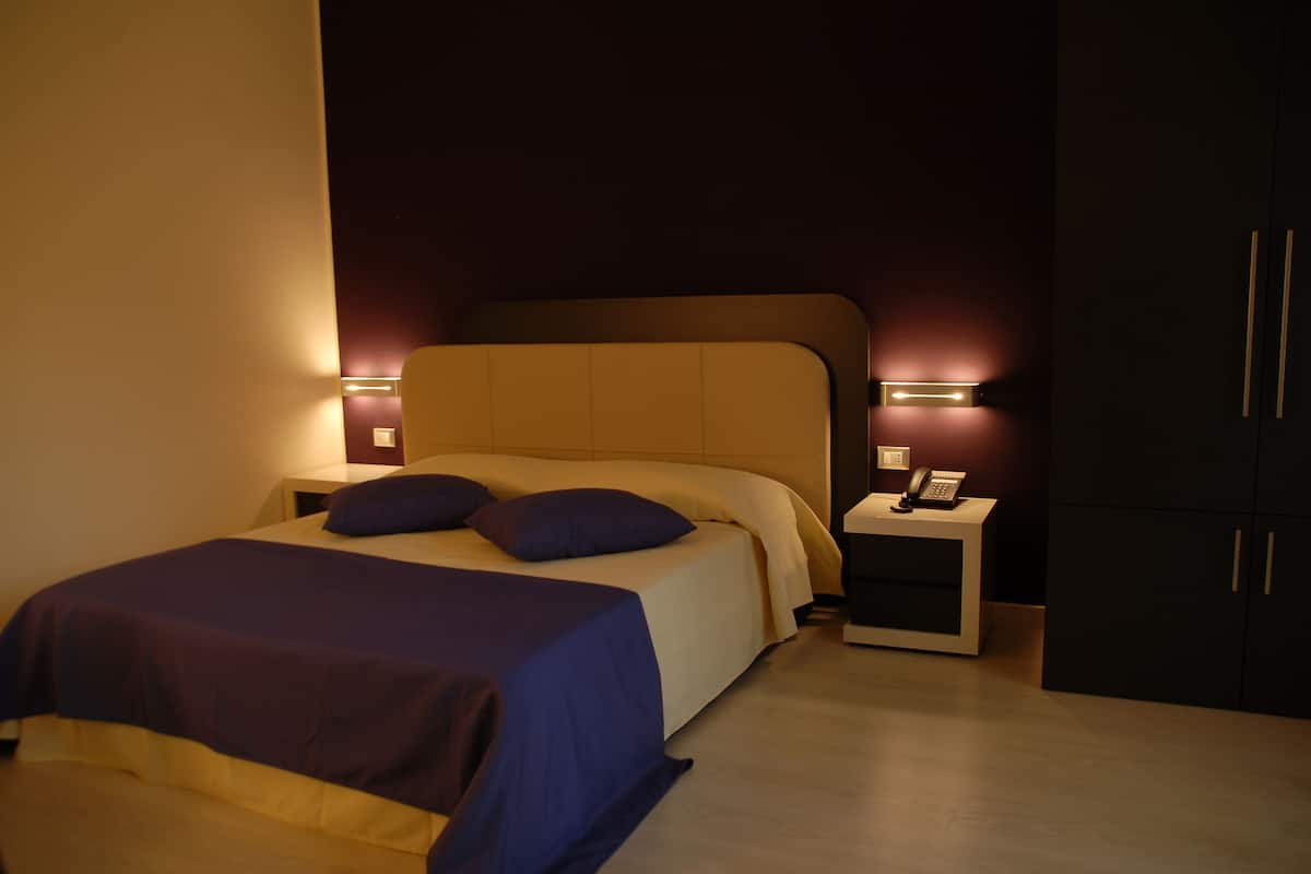 Minibar, caja de seguridad en la habitación, escritorio y cunas