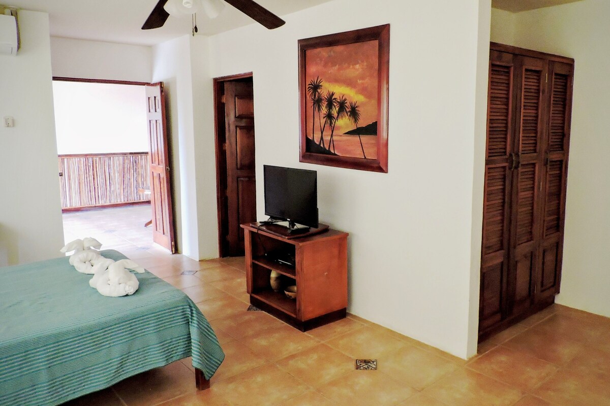 Peralatan tempat tidur premium, peti besi dalam bilik, meja 