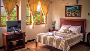 Peralatan tempat tidur premium, peti besi dalam bilik, meja 