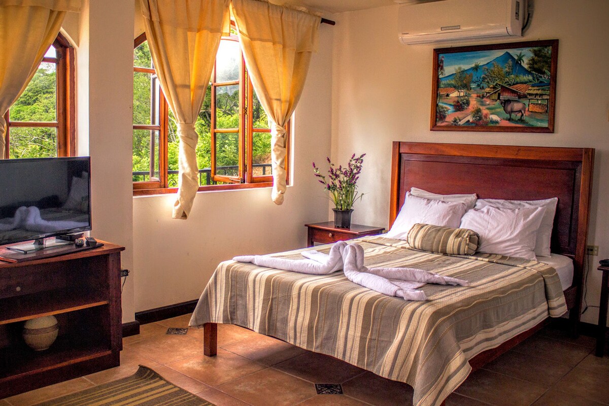 Peralatan tempat tidur premium, peti besi dalam bilik, meja 