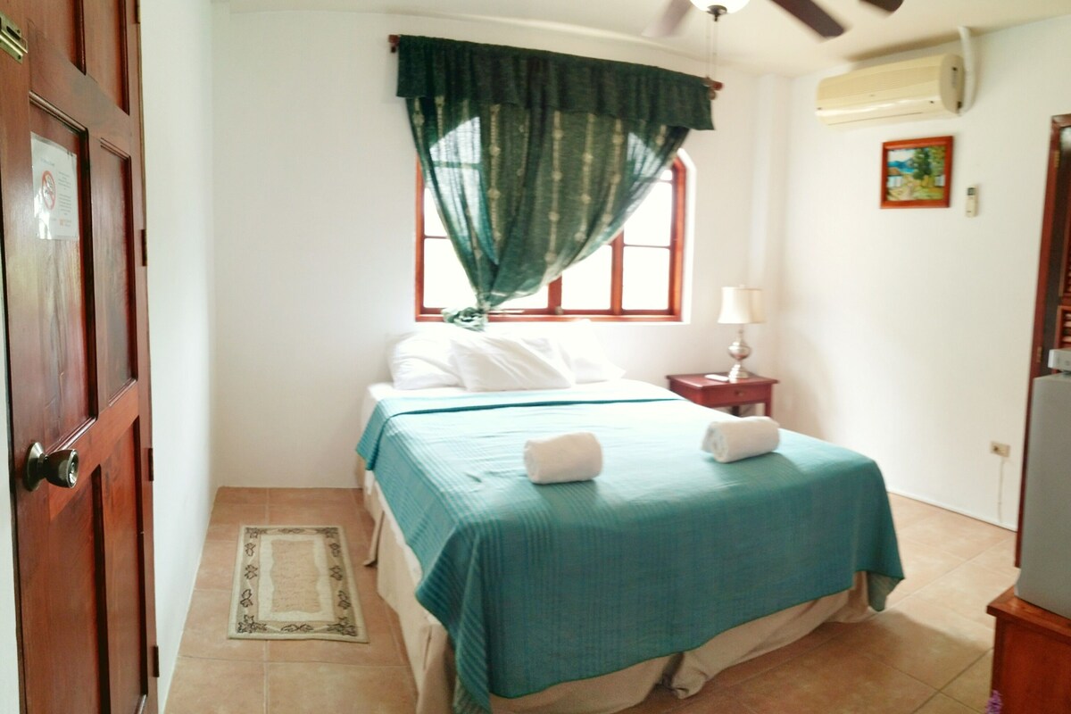 Peralatan tempat tidur premium, peti besi dalam bilik, meja 