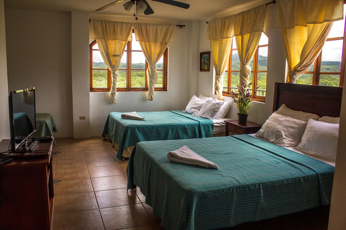 Peralatan tempat tidur premium, peti besi dalam bilik, meja 