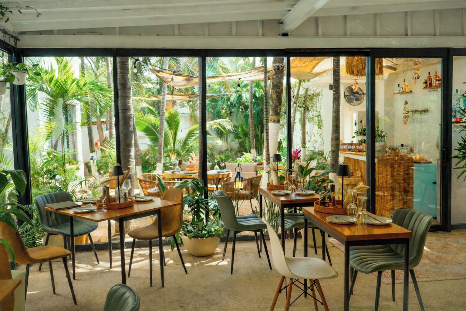 3 restaurants, breakfast, lunch, dinner served; seafood