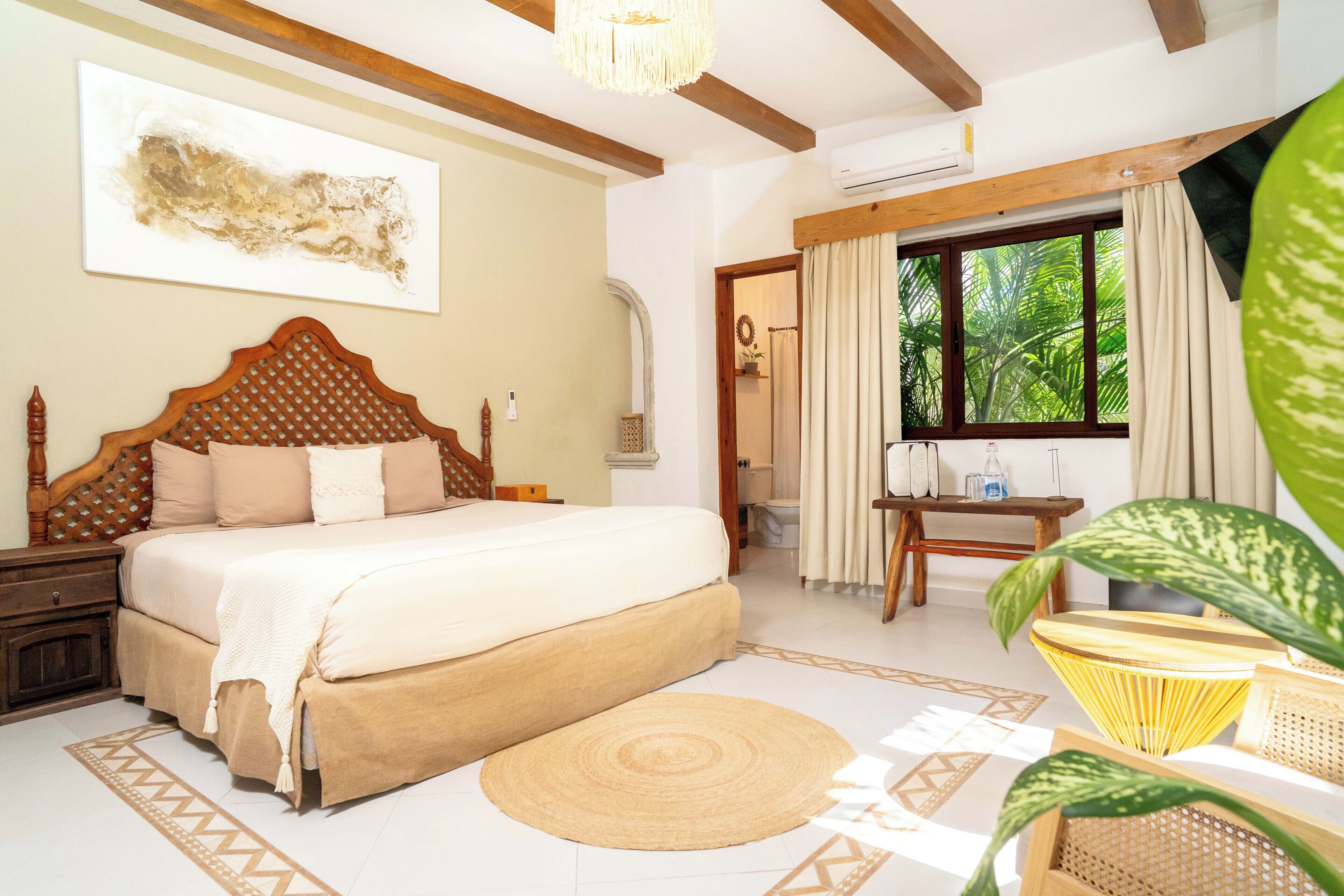 Caja de seguridad en la habitación y muebles diferentes 