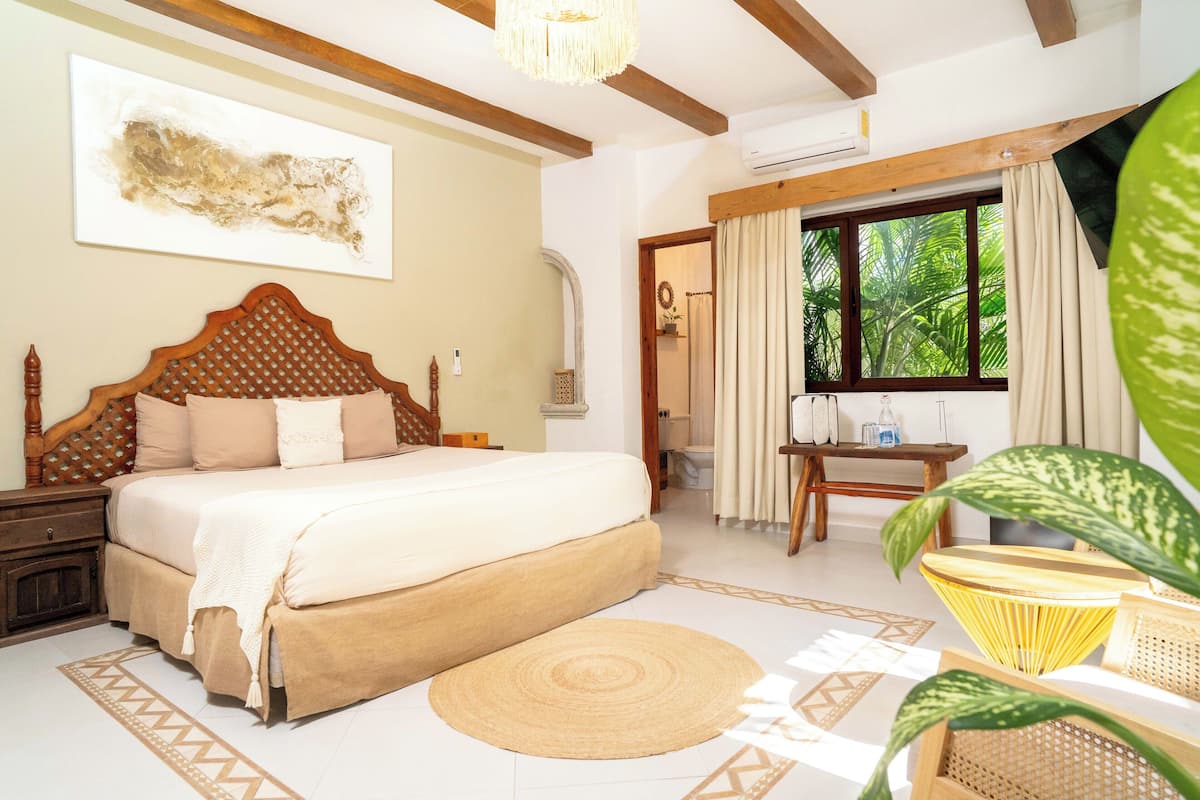 Caja de seguridad en la habitación y muebles diferentes