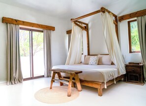 Deluxe Double Room, 1 Katil Raja (King), Poolside | Peti besi dalam bilik, dilengkapkan perabot secara berasingan 