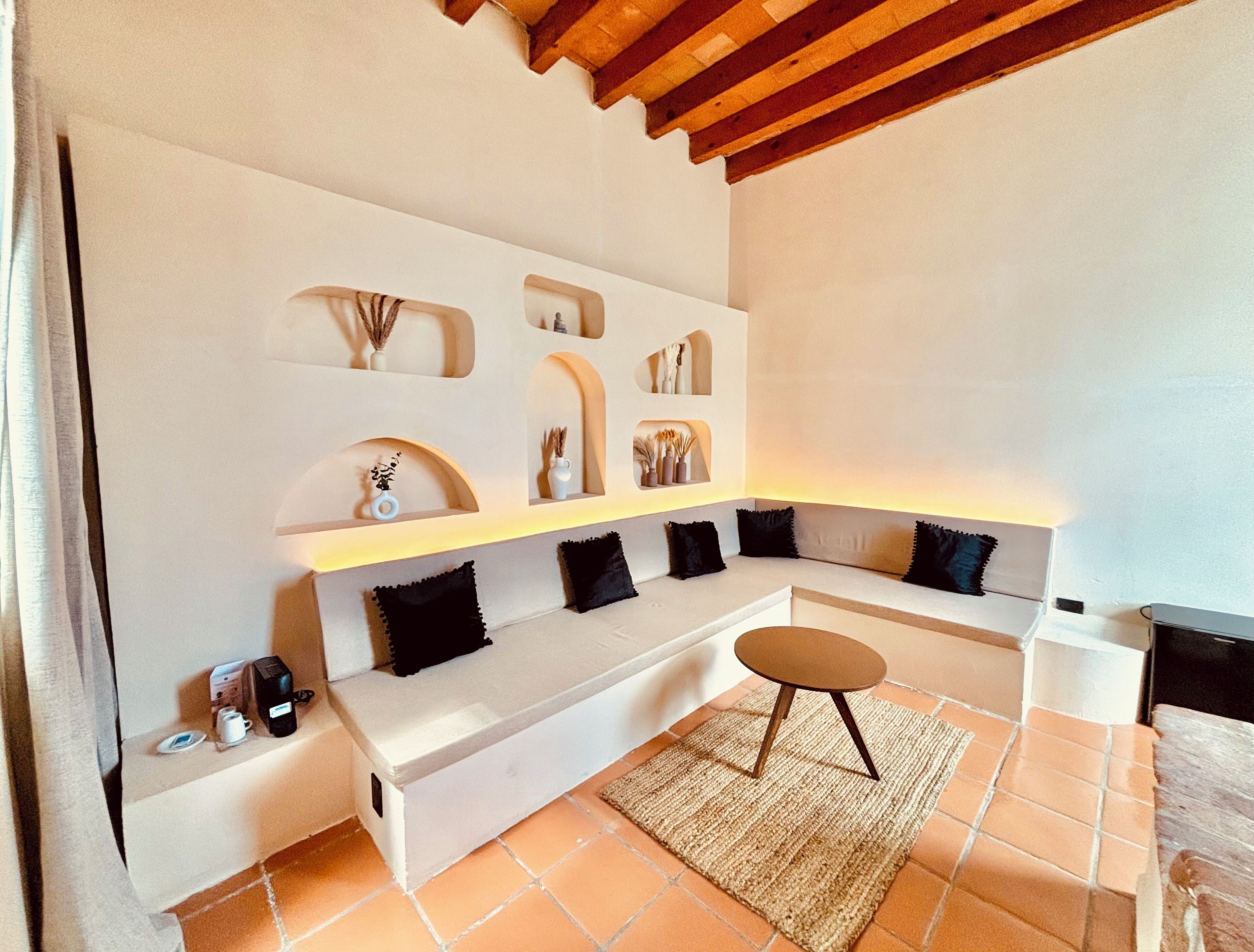 Signature Double Room, 1 King Bed | Living area | 45-inch flat-screen TV with cable channels, printers