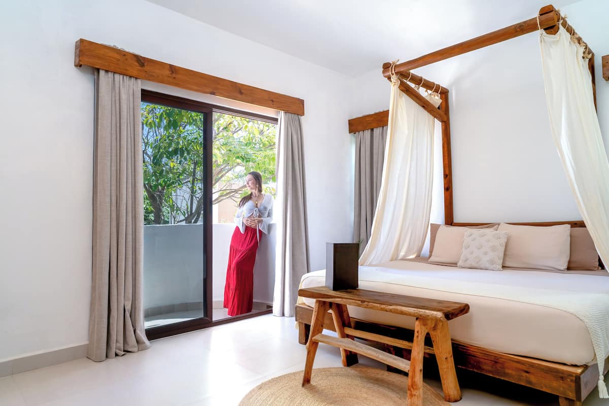 Kahden hengen deluxe-huone, 1 suuri parisänky, uima-altaan luona | Tallelokero huoneessa, yksilöllisesti kalustettu, pimennysverhot