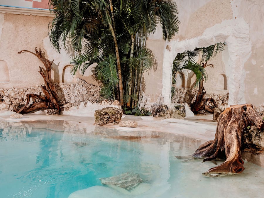 Udendørs pool, åben fra kl. 09.00 til kl. 23.00, parasoller, liggestole