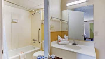 Combined shower/bathtub, free toiletries, towels