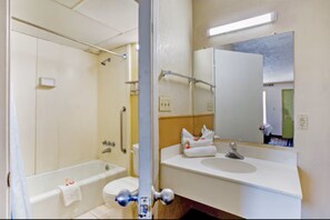 Een bad/douchecombinatie, gratis toiletartikelen, handdoeken