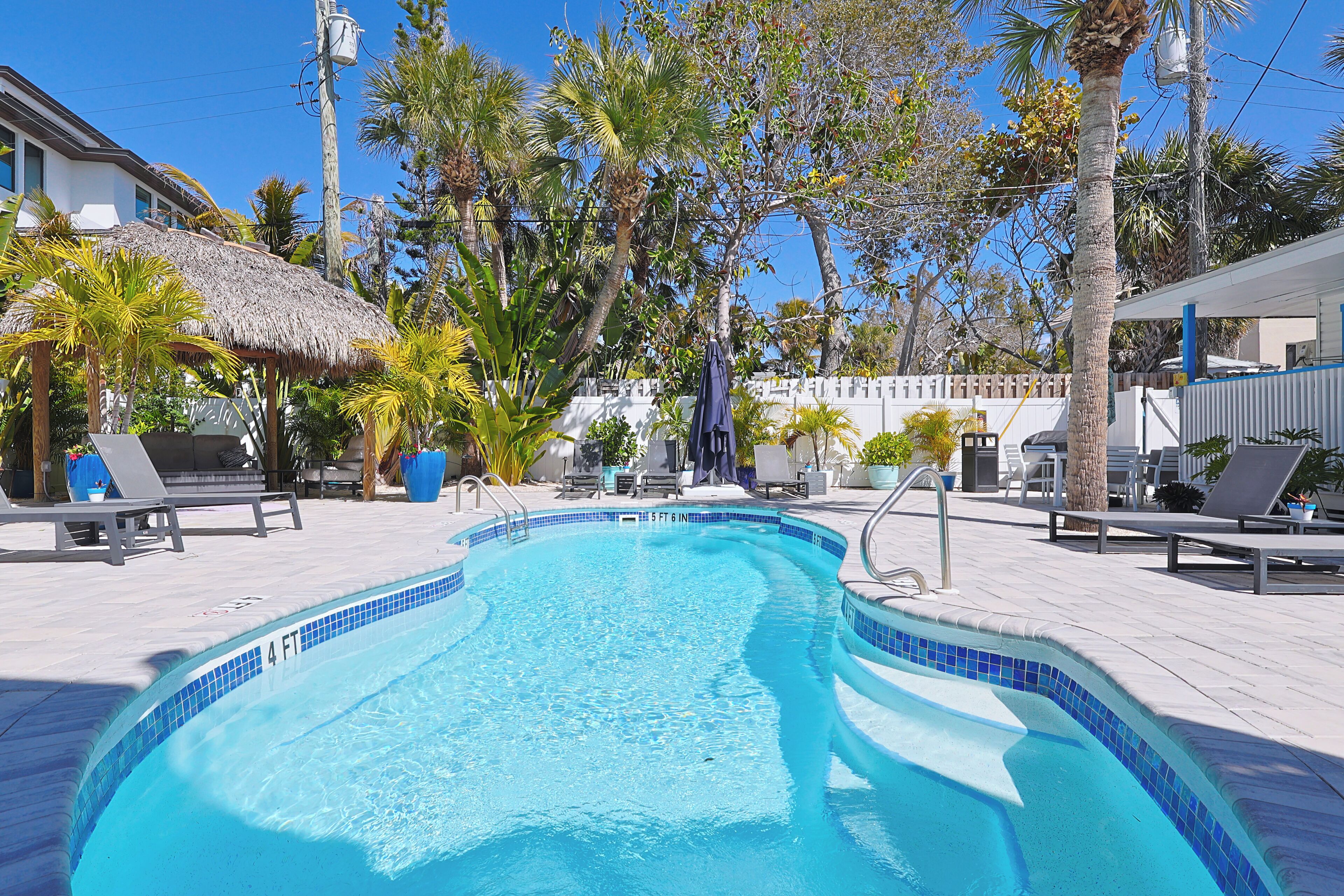Een buitenzwembad, een verwarmd zwembad, parasols voor strand/zwembad